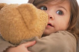 Bambina con Peluches